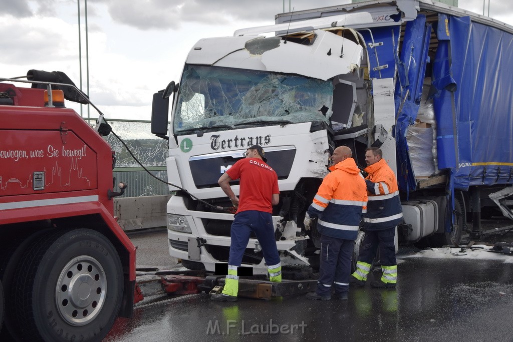 Schwerer LKW VU PKlemm A 4 Rich Olpe auf der Rodenkirchener Bruecke P386.JPG - Miklos Laubert